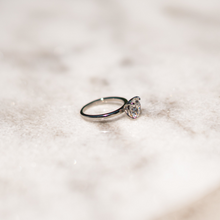 Load image into Gallery viewer, Moissanite ring that sparkles
